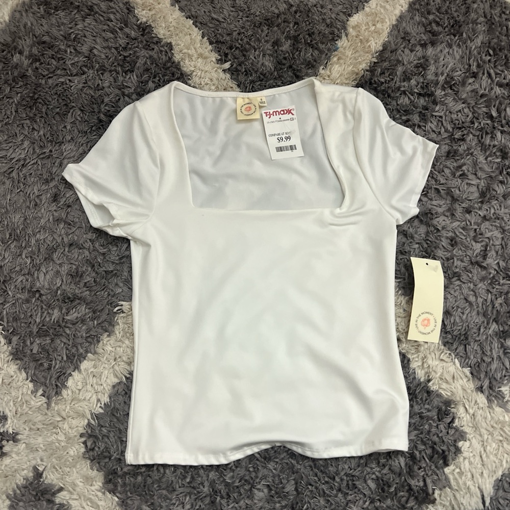 Live In The Moment- White Scoop Neck Shirt